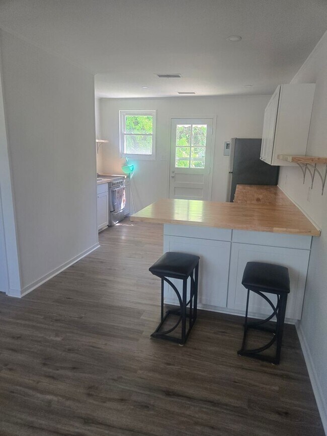 Building Photo - Charming Sunset Hills Condo