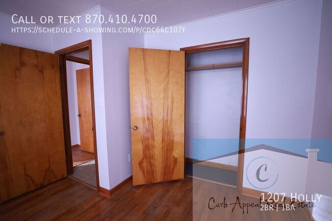 Building Photo - 1207 Holly-