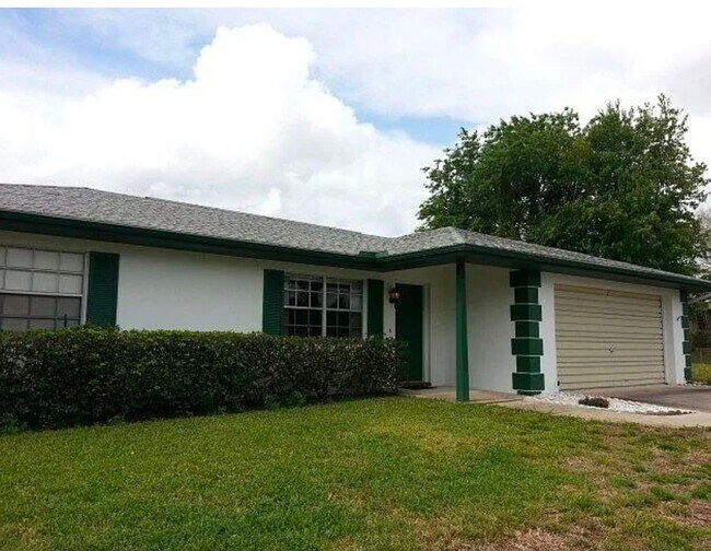 Building Photo - CUTE & COZY!  2 BEDROOM / 2 BATH / 2 CAR GARAGE W/ HUGE YARD (DELTONA)