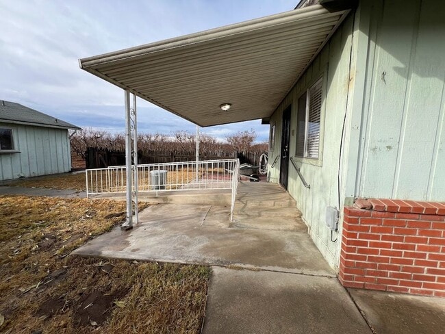 Building Photo - Reedley Country Home For rent