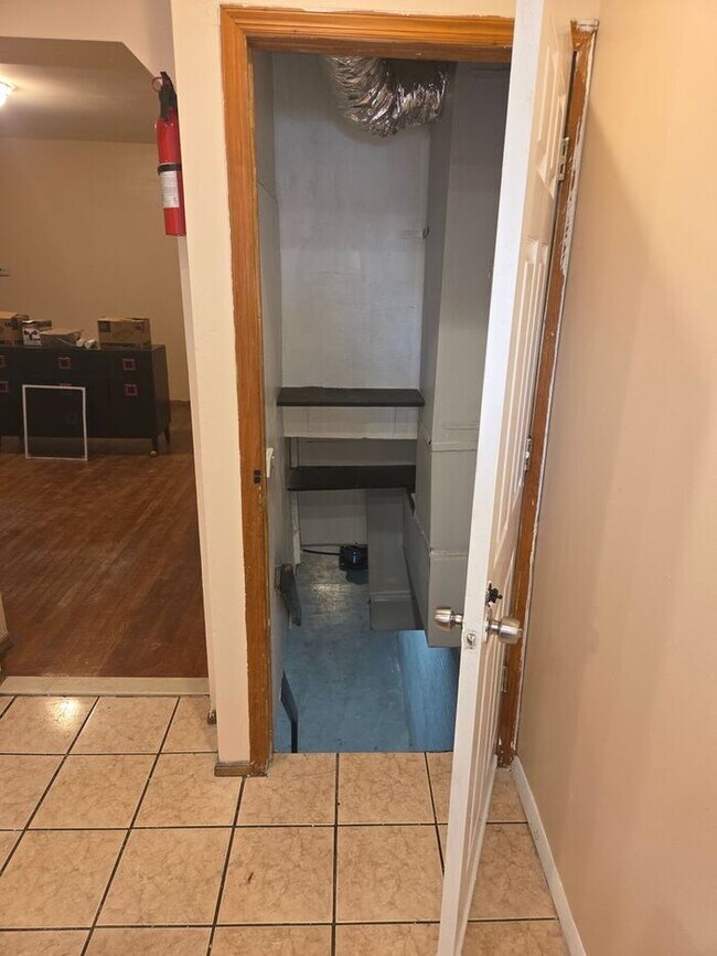 Building Photo - 5BR/1.5BA Row Home with Backyard and Laund...