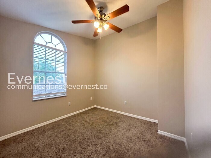 Building Photo - 3435 Village Green Ct