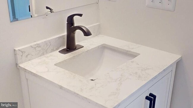 Building Photo - 40750 King Dr