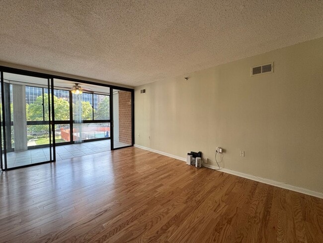 Building Photo - Sun-filled 1 Bed 1 Bath With Sunroom In Ea...