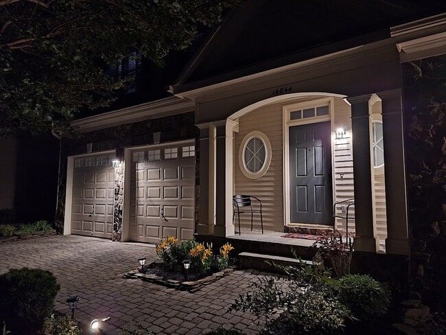 Building Photo - 16844 Panorama Dr