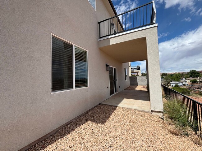Building Photo - SPACIOUS HOME FOR RENT!