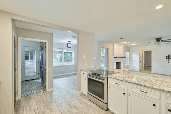 Building Photo - 725 River Plantation Dr