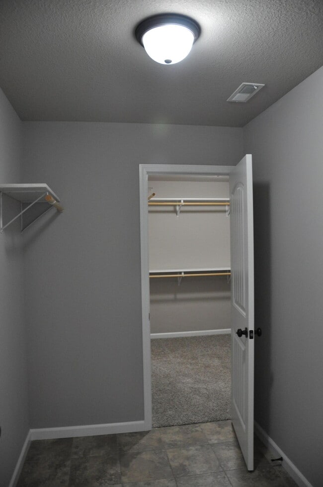 Building Photo - 5727 Abercorn Dr