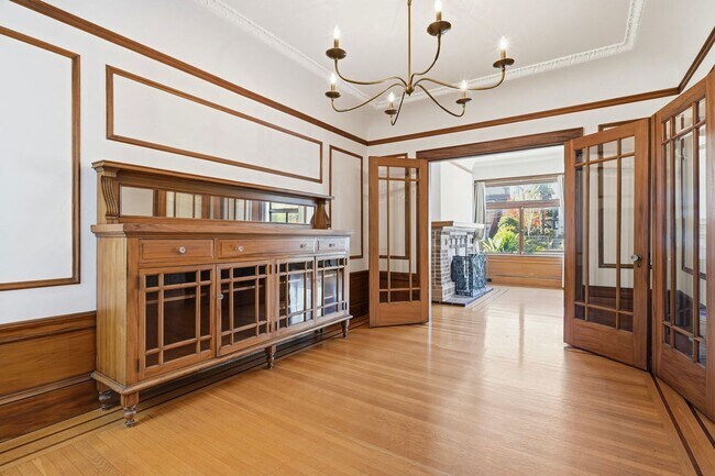 Building Photo - Light Filled Condo in Noe Valley+ Parking Included+ Laundry In unit - Please Contact for Showing ...