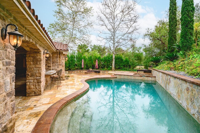 Building Photo - Elegant 5BR Furnished Estate with Pool & G...