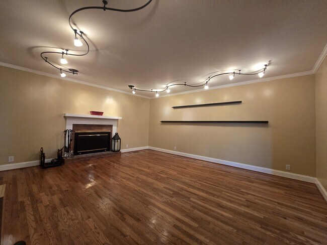 Building Photo - 232 Pebble Glen Dr