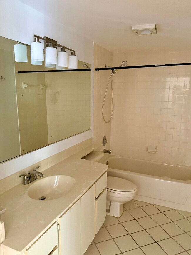 Building Photo - 2431 24th Ct