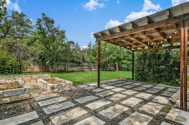Building Photo - 306 Briarwood Trail