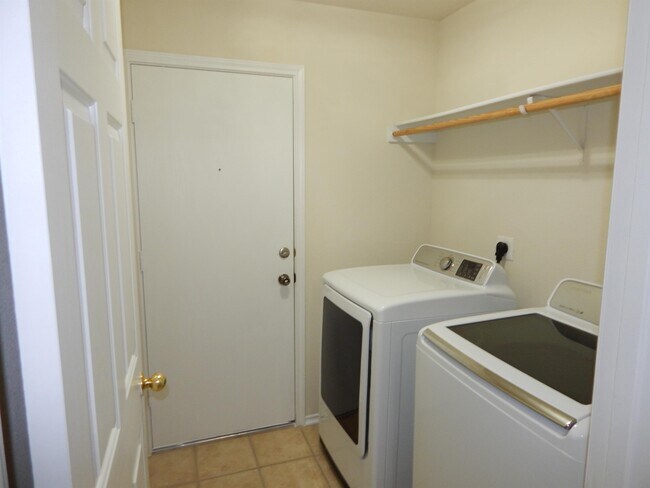 Building Photo - 2041 Rain Dance Loop