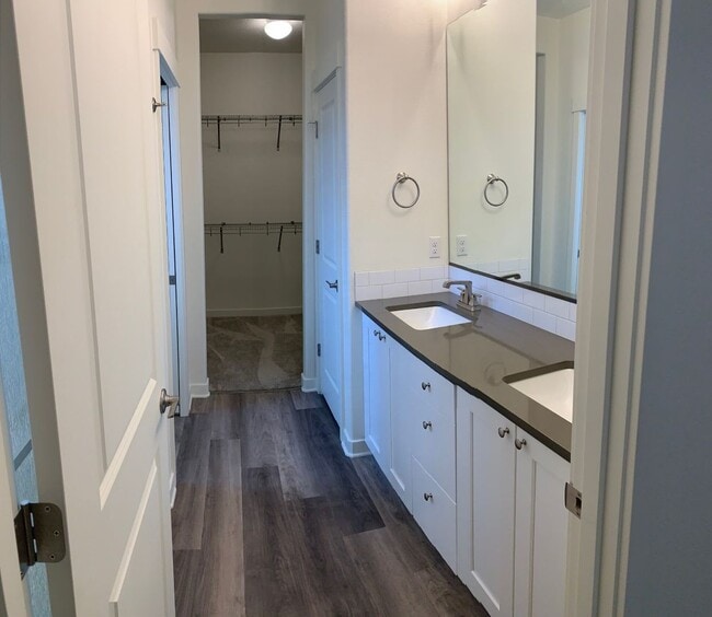 Building Photo - $2,700 - Nice Three-Bedrooms, Two-Baths Ca...