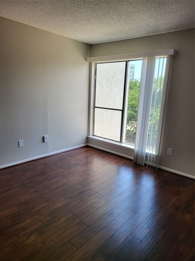 Building Photo - 2818 S Bartell Dr