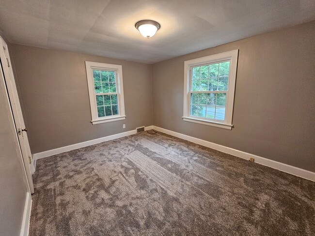 Building Photo - Kent 4 bedroom 1.5 bath house for rent