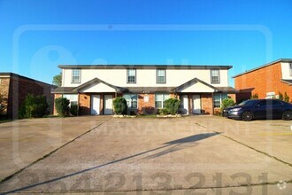 Building Photo - Discover comfort and convenience in this w...