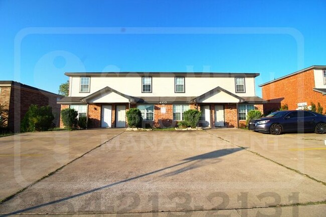 Primary Photo - Discover comfort and convenience in this w...