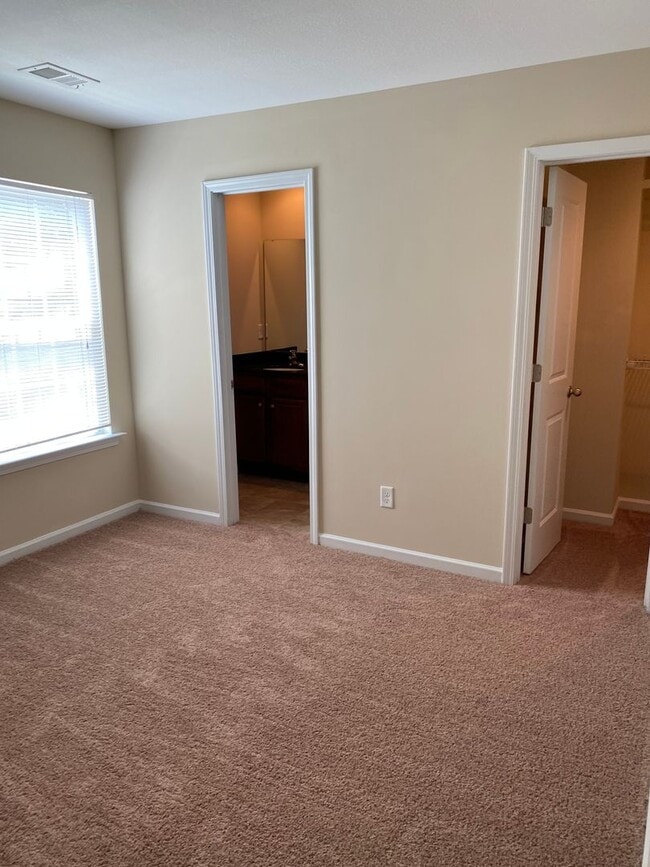 Building Photo - Spacious Townhouse duplex in Northeast Col...