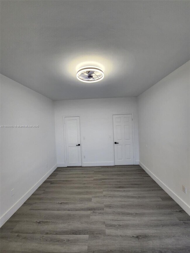 Building Photo - 2101 Normandy Dr