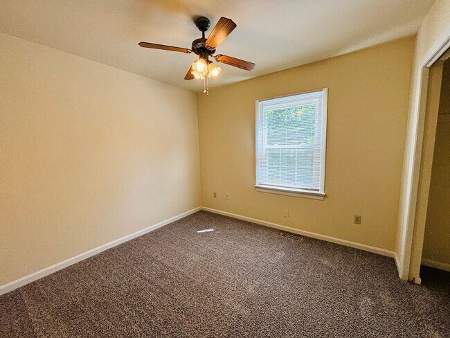 Building Photo - 111 Canterbury Ct