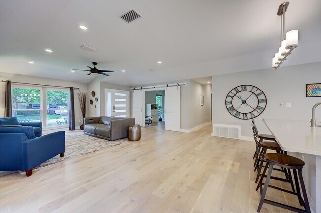 Building Photo - 2500 Pinewood Terrace