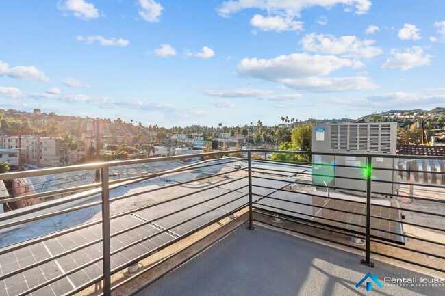 Building Photo - 3005 La Paz Dr