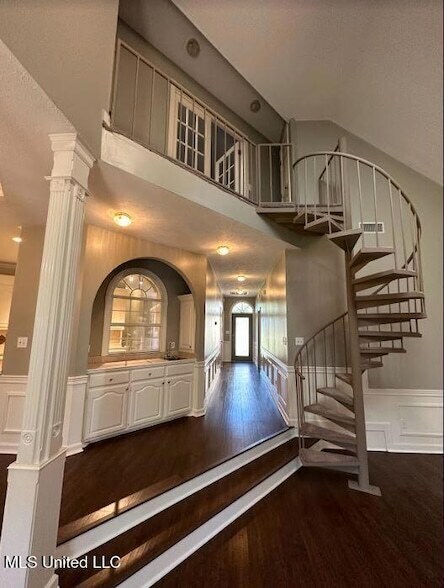 Building Photo - 2206 Pinehaven Dr