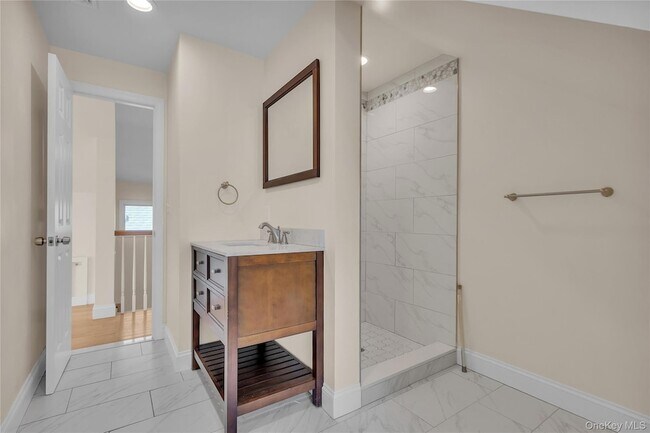 Building Photo - 31 Maple St