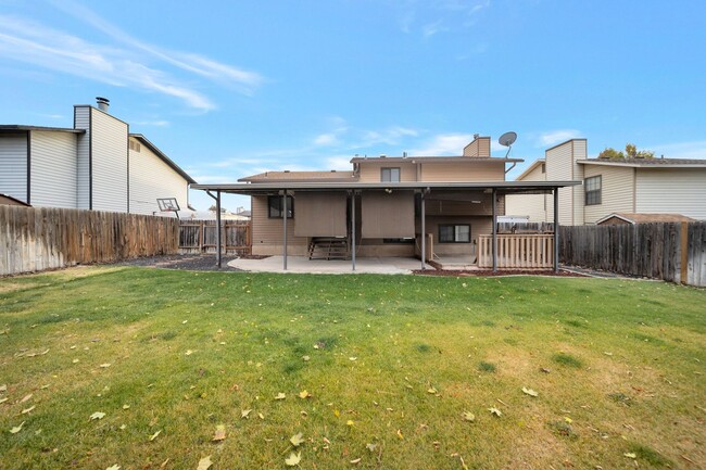 Building Photo - Spacious & Pet-Friendly 4-Bed Home with Mo...