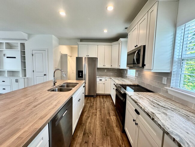 Building Photo - Practically New & Available May 1st! Luxur...