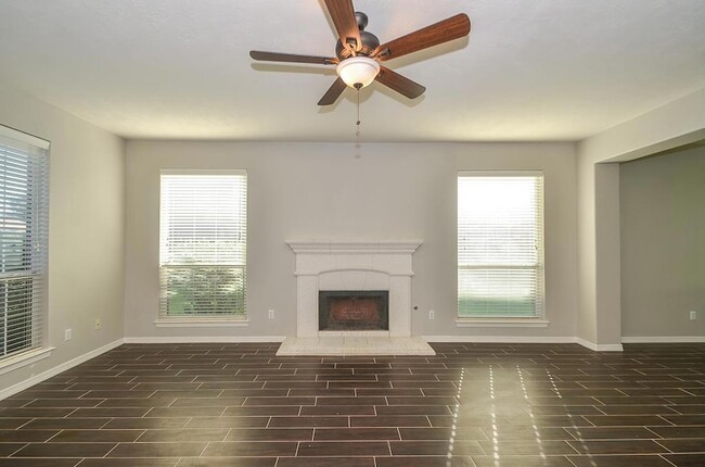 Building Photo - 5961 Whispering Lakes Dr