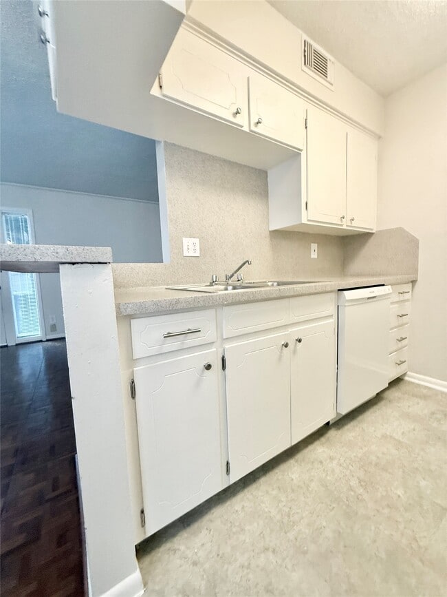 Building Photo - 3902 Mandell St