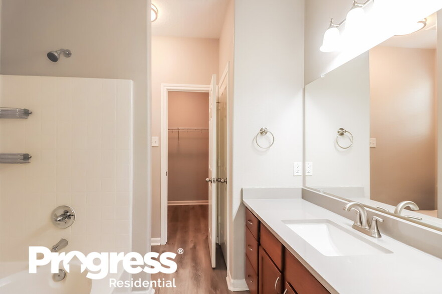 Building Photo - 974 Oak Falls Dr