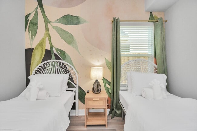 Building Photo - 7823 Gladstone St