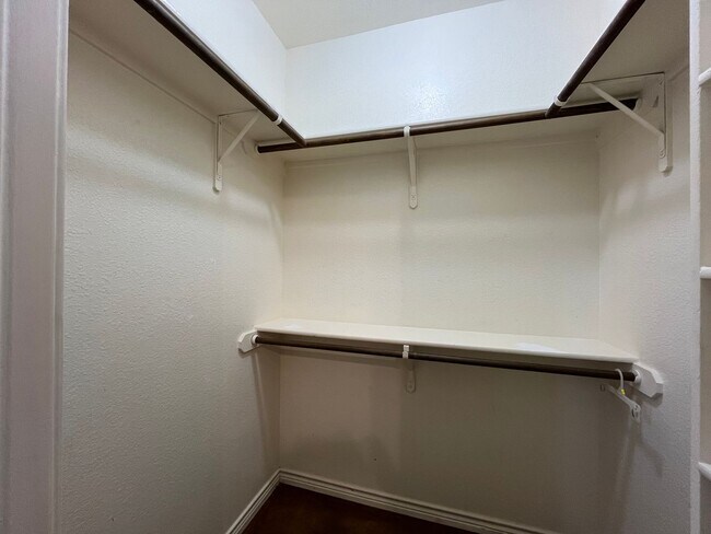 Building Photo - 4 Bedroom Single Family Home:  Available Now!
