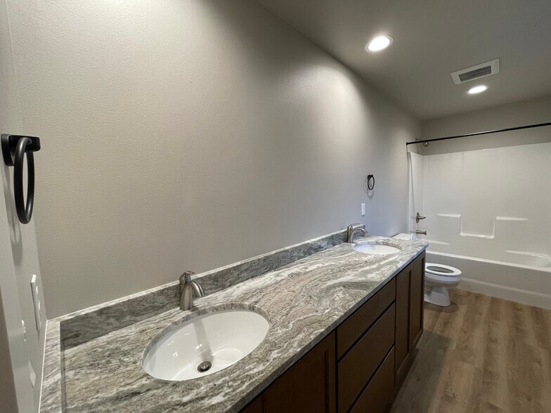 Building Photo - 412 W 1st St