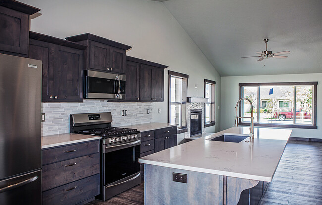 Building Photo - 4 Bedroom with Shop and View of the Mounta...