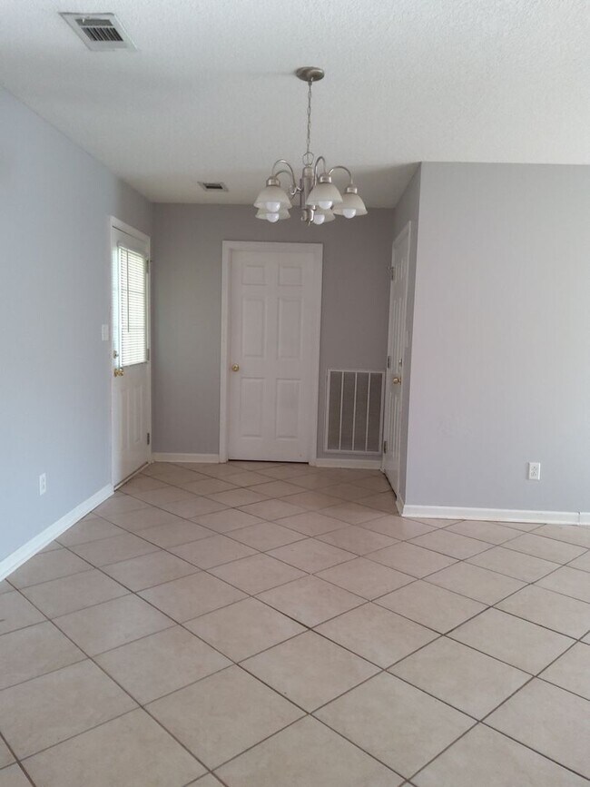 Building Photo - Cozy Three Bedroom Home!