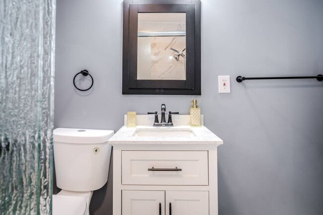 Building Photo - 176 Grand Ave