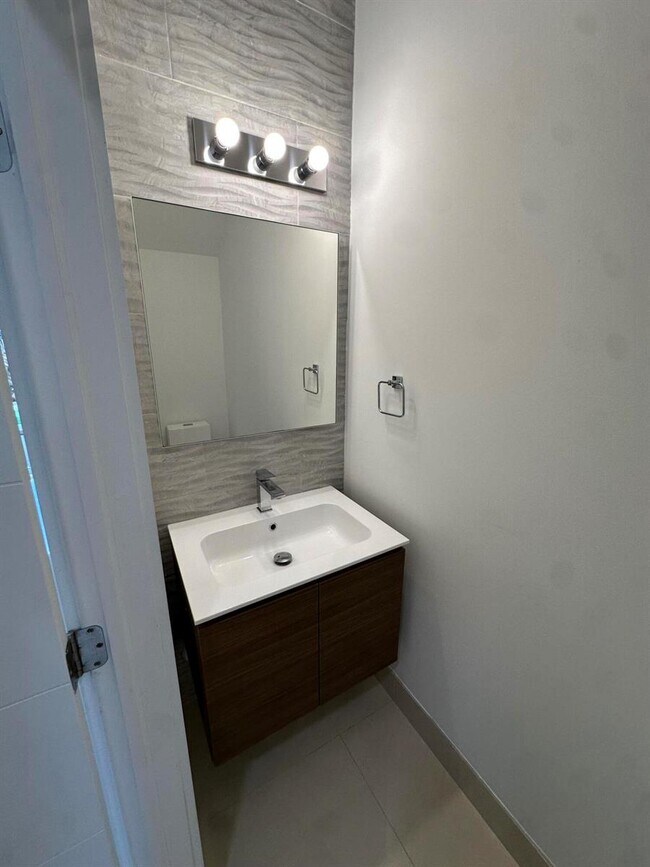 Building Photo - Northeast 17th Avenue, Fort Lauderdale, FL 33304 - 2 BR 2.5 BA townhouse