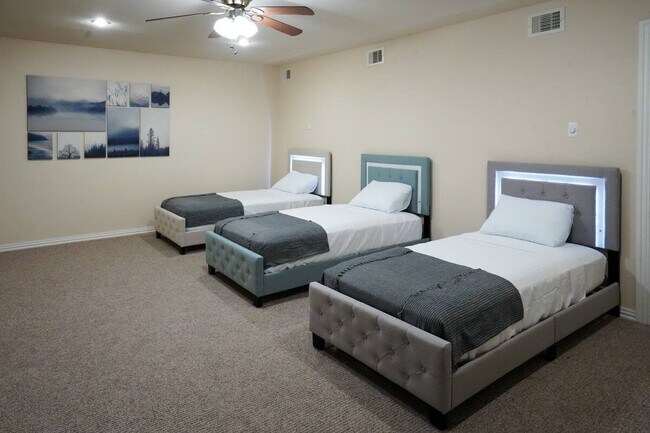 Building Photo - 5625 Dolores St