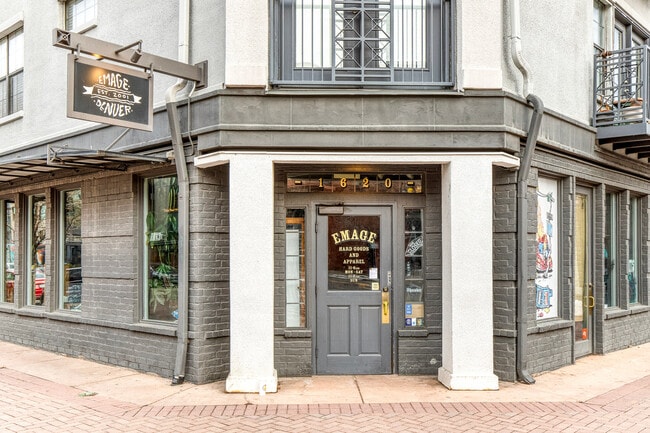 Building Photo - 2800 Wyandot St