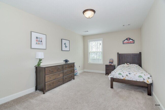 Building Photo - Gorgeous 5-Bedroom 3.5 Bath Home