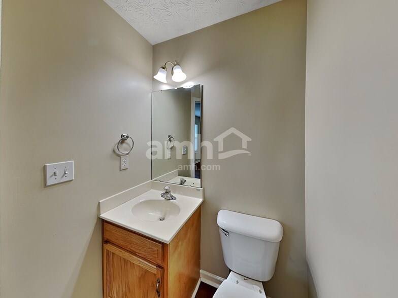 Building Photo - 9 Finch Ct