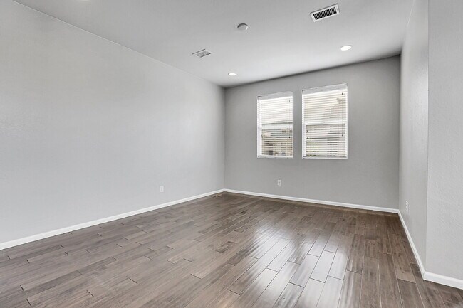 Building Photo - $2,750.00, 3 bed, 2.5 bath located in Denver