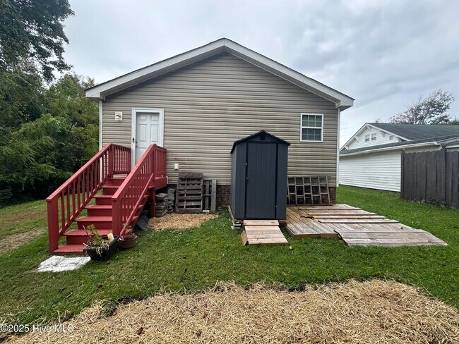 Building Photo - 608 Main St Ext