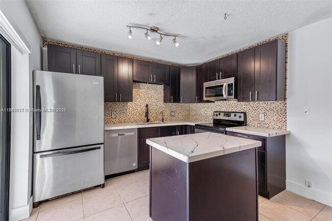 Building Photo - 2551 Camelot Ct