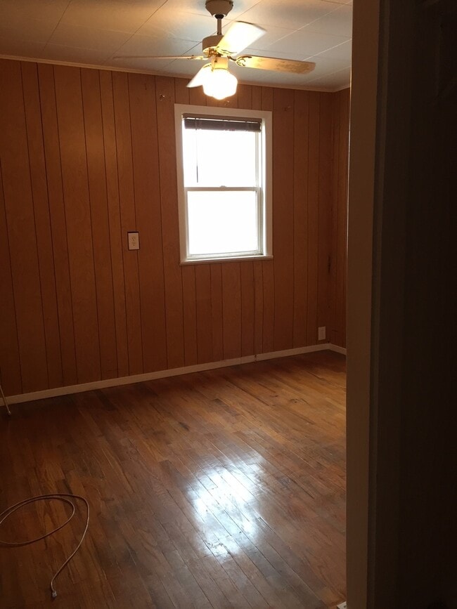 Building Photo - Charming 2 Bedroom Home with Garage